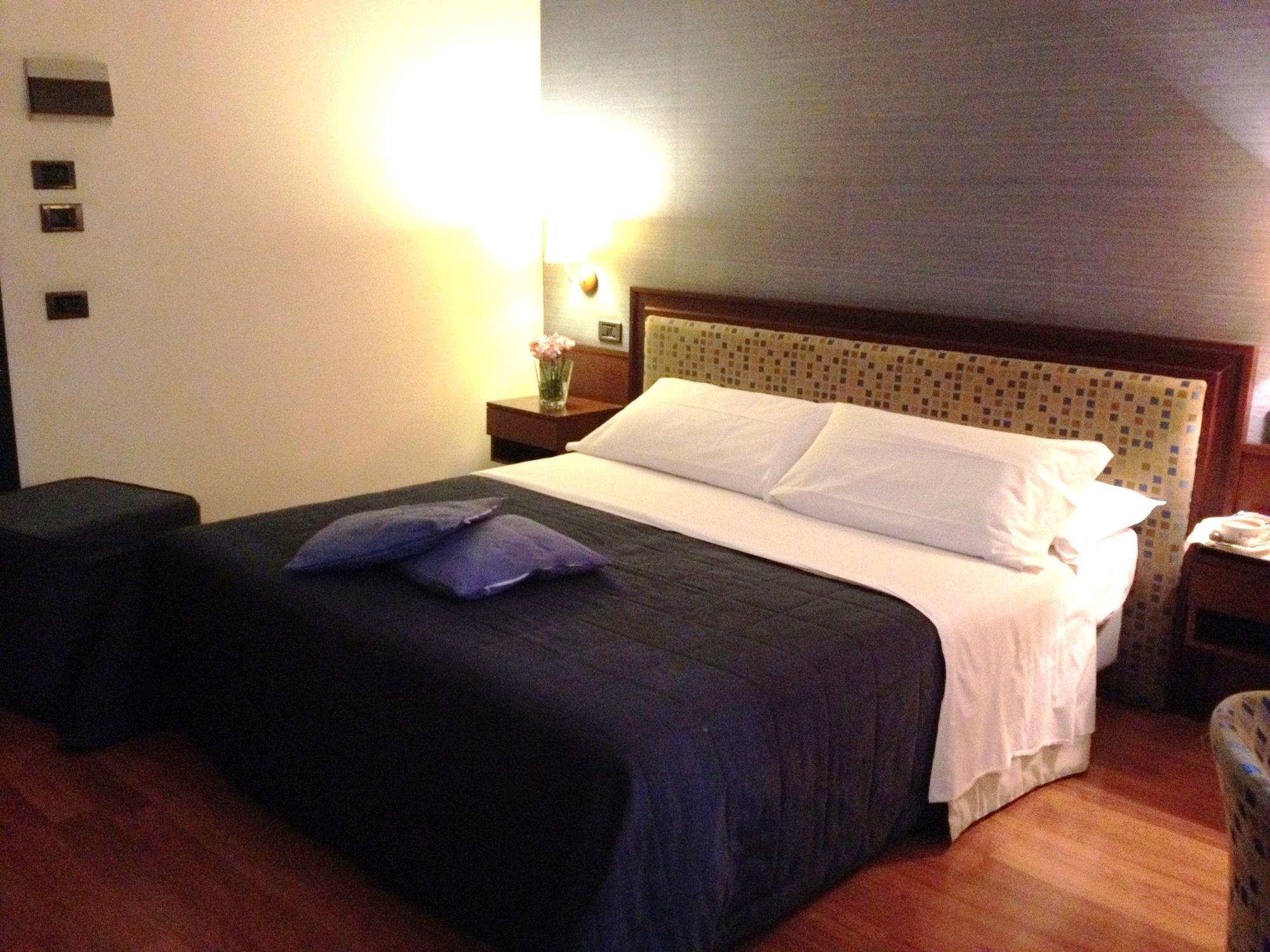 Hotel Montreal Ragusa Bagian luar foto