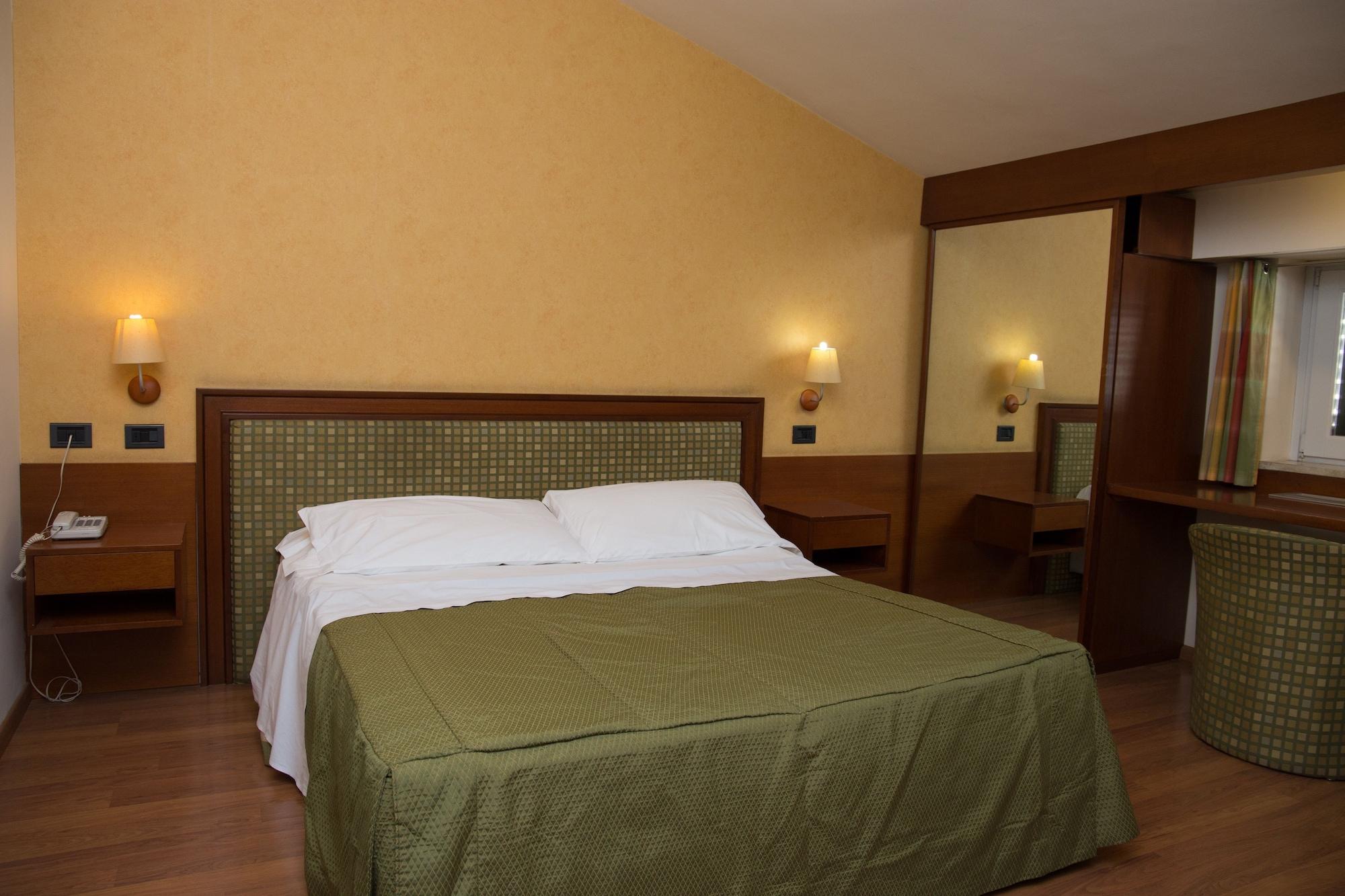 Hotel Montreal Ragusa Bagian luar foto