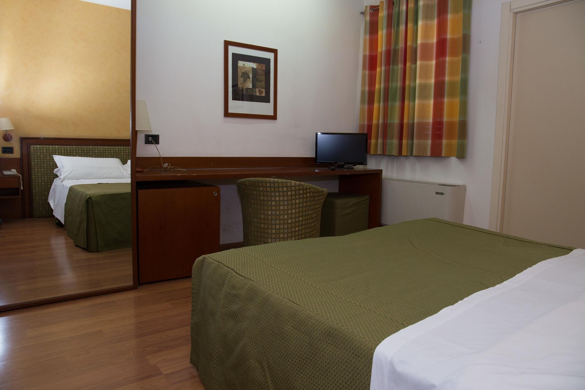 Hotel Montreal Ragusa Bagian luar foto