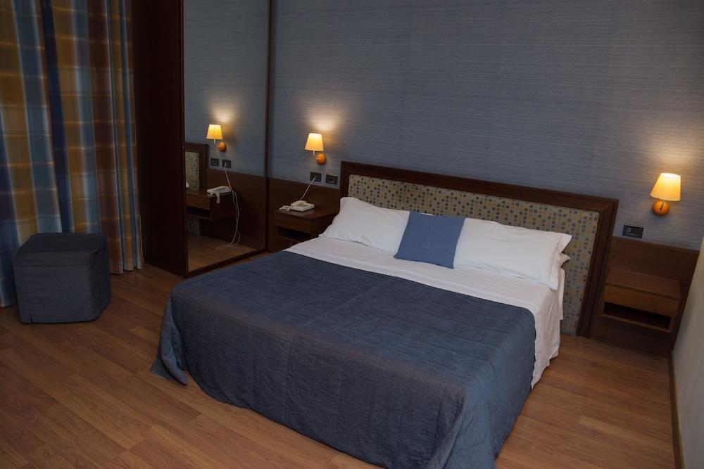 Hotel Montreal Ragusa Bagian luar foto